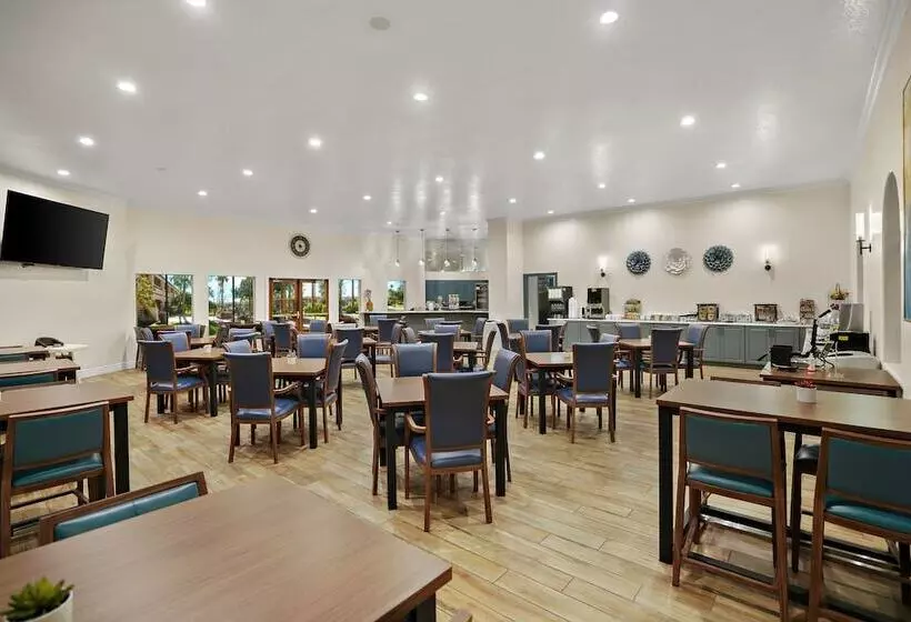 هتل La Fuente Inn & Suites