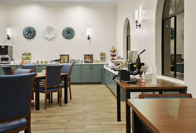 هتل La Fuente Inn & Suites