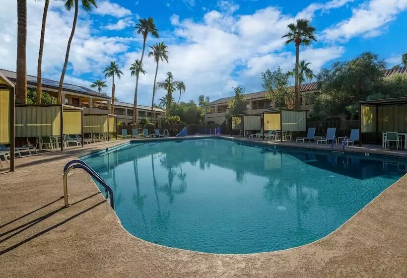 هتل La Fuente Inn & Suites