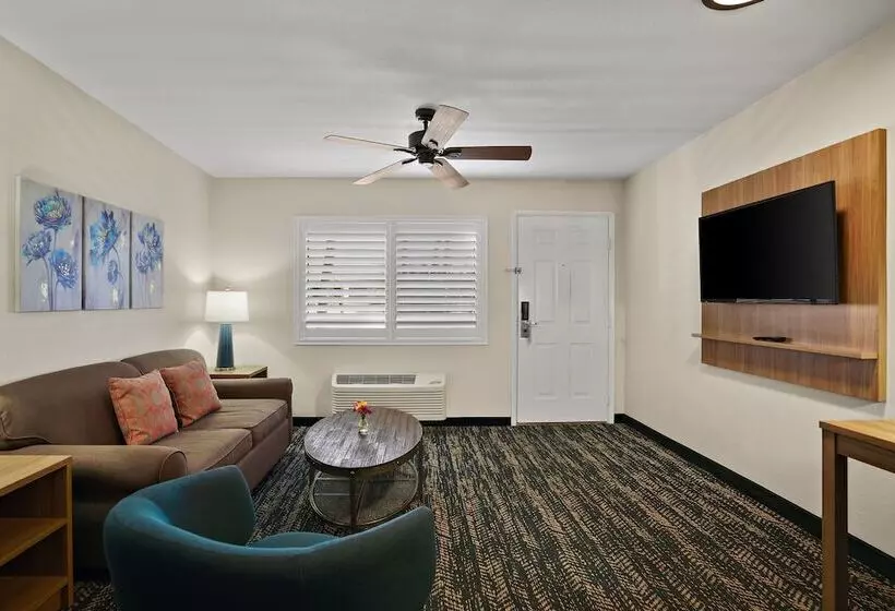 هتل La Fuente Inn & Suites