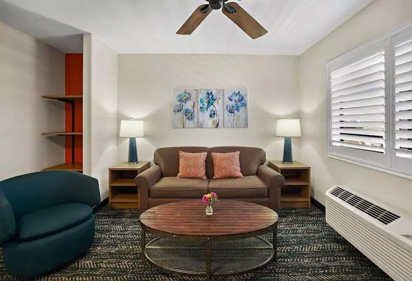 هتل La Fuente Inn & Suites