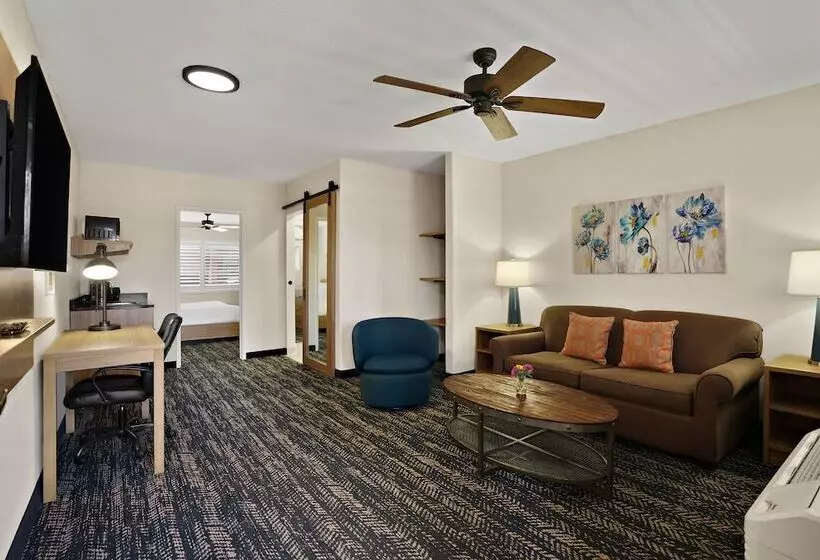 هتل La Fuente Inn & Suites