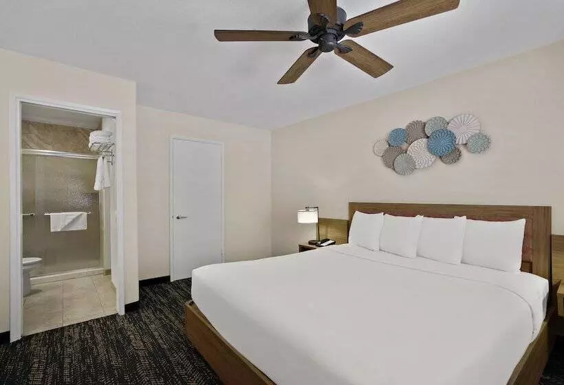 هتل La Fuente Inn & Suites