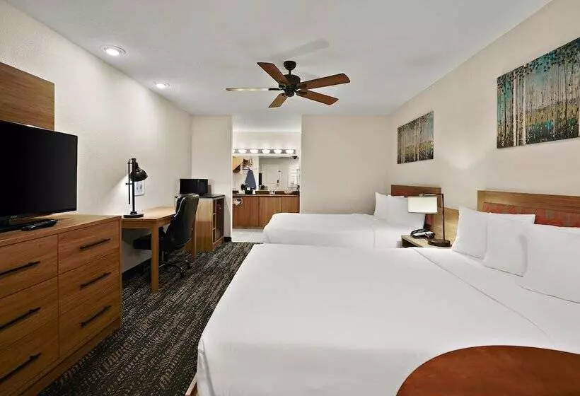 هتل La Fuente Inn & Suites