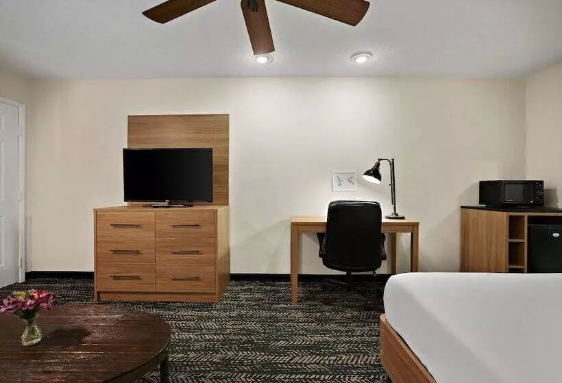 هتل La Fuente Inn & Suites