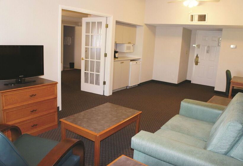 Отель La Quinta Inn By Wyndham Kansas City Lenexa