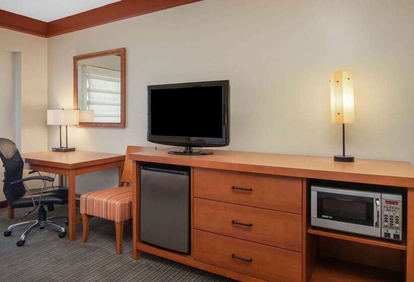 هتل La Quinta By Wyndham Atlanta Ballpark/galleria