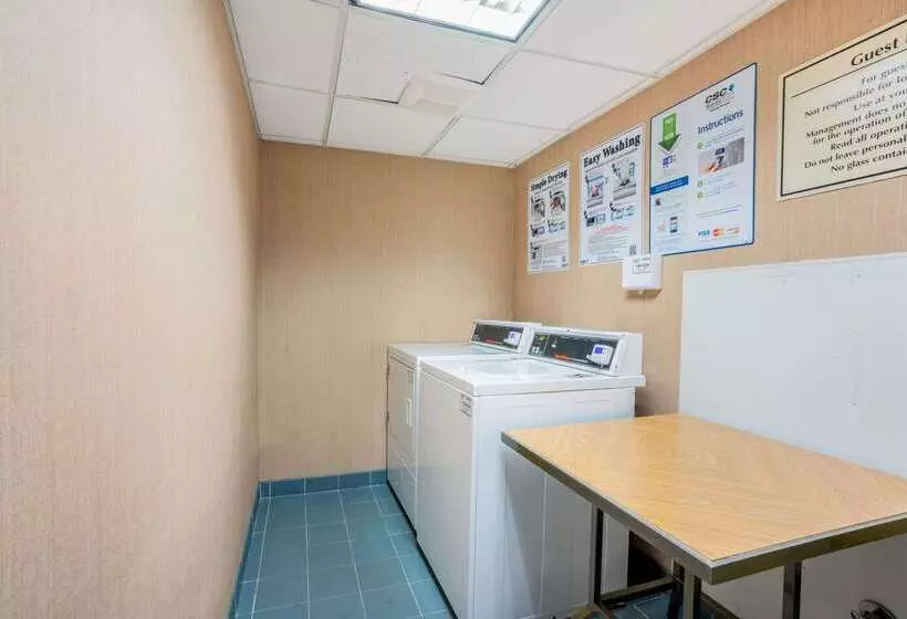 Отель La Quinta Inn & Suites By Wyndham Seattle Sea Tac Airport