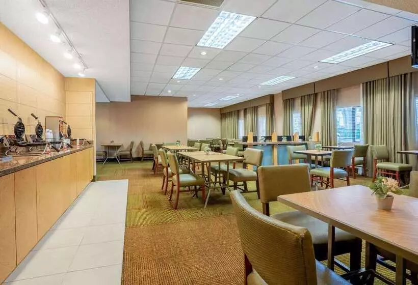 Отель La Quinta Inn & Suites By Wyndham Seattle Sea Tac Airport