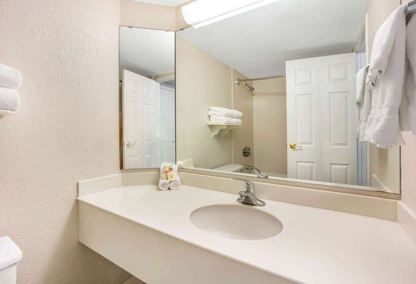 هتل La Quinta Inn & Suites By Wyndham Seattle Sea Tac Airport