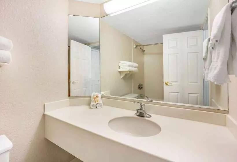 Отель La Quinta Inn & Suites By Wyndham Seattle Sea Tac Airport