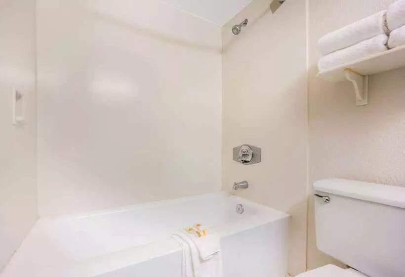 Отель La Quinta Inn & Suites By Wyndham Seattle Sea Tac Airport