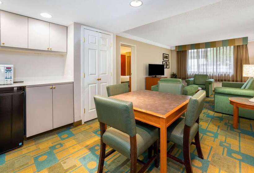 هتل La Quinta Inn & Suites By Wyndham Seattle Sea Tac Airport