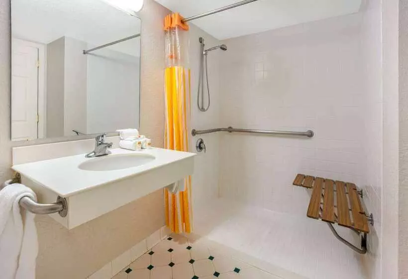 Отель La Quinta Inn & Suites By Wyndham Seattle Sea Tac Airport