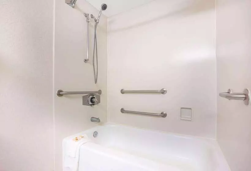 Отель La Quinta Inn & Suites By Wyndham Seattle Sea Tac Airport