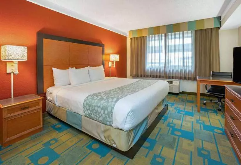 Отель La Quinta Inn & Suites By Wyndham Seattle Sea Tac Airport