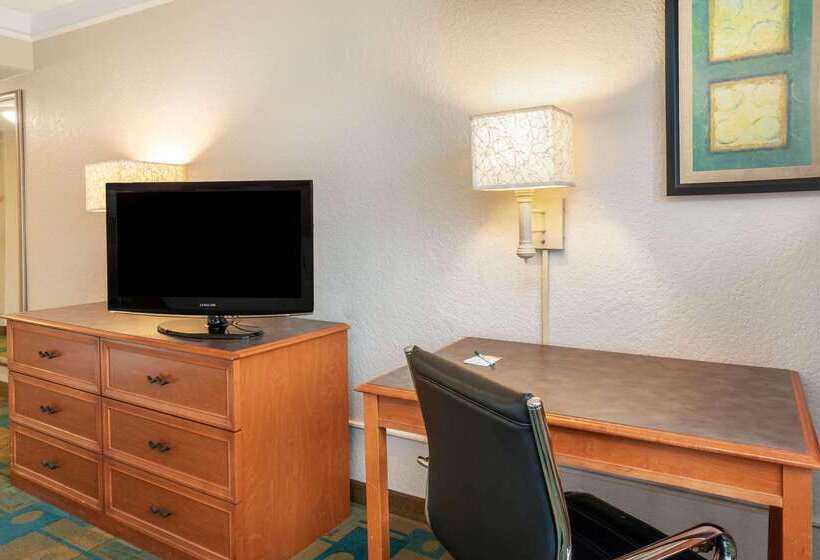 هتل La Quinta Inn & Suites By Wyndham Seattle Sea Tac Airport