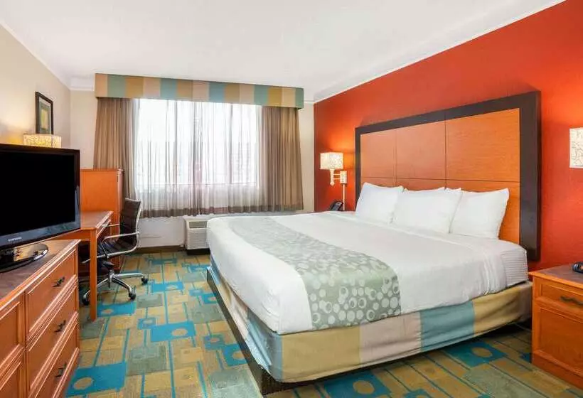 Отель La Quinta Inn & Suites By Wyndham Seattle Sea Tac Airport