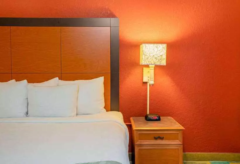 Отель La Quinta Inn & Suites By Wyndham Seattle Sea Tac Airport
