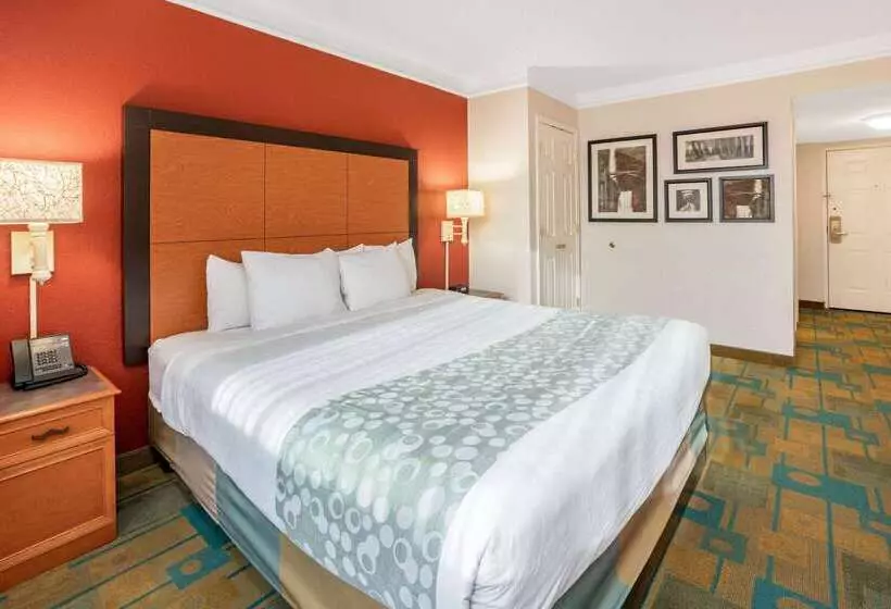 Отель La Quinta Inn & Suites By Wyndham Seattle Sea Tac Airport