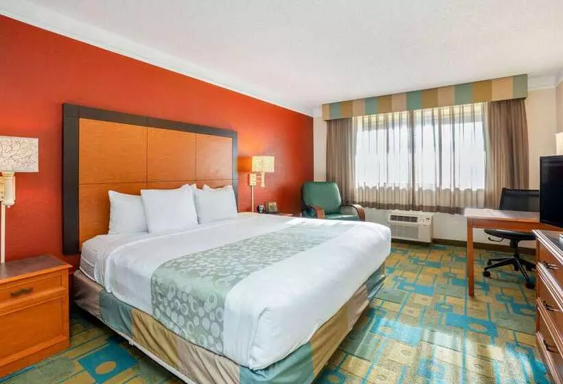 Отель La Quinta Inn & Suites By Wyndham Seattle Sea Tac Airport