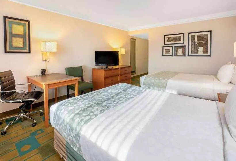 Отель La Quinta Inn & Suites By Wyndham Seattle Sea Tac Airport