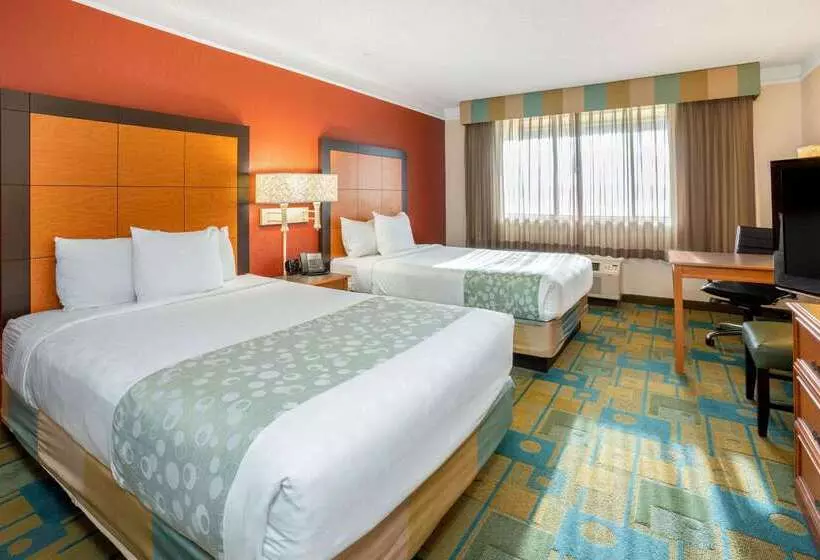 Отель La Quinta Inn & Suites By Wyndham Seattle Sea Tac Airport