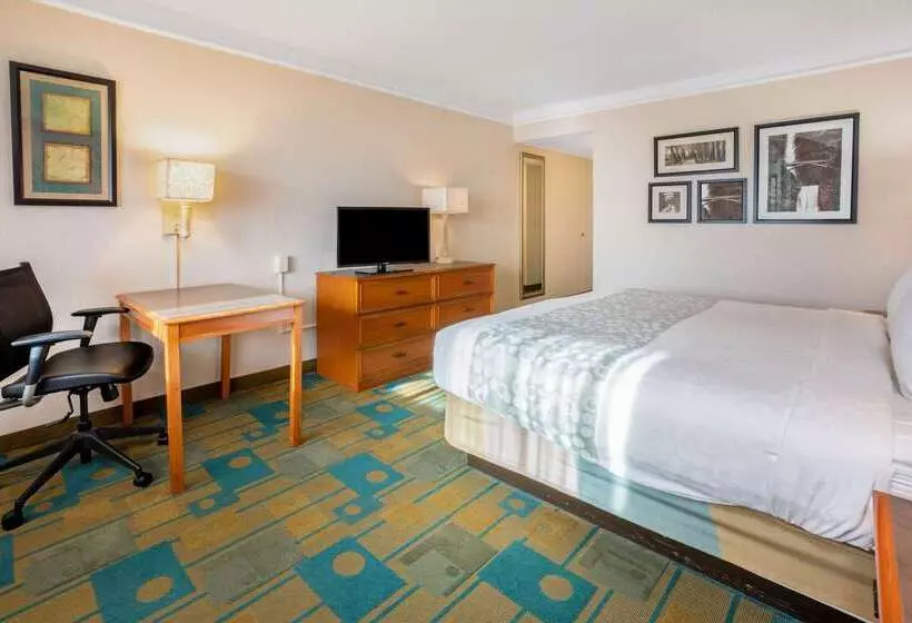 Отель La Quinta Inn & Suites By Wyndham Seattle Sea Tac Airport