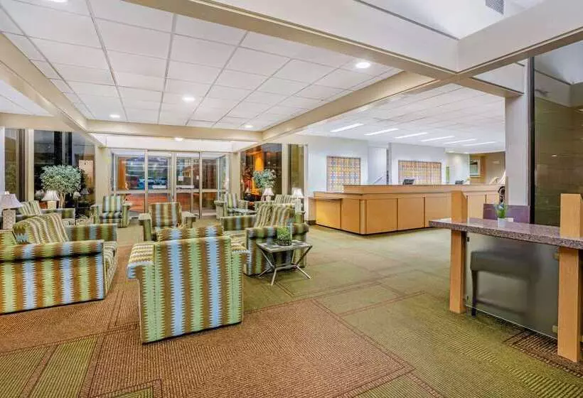 Отель La Quinta Inn & Suites By Wyndham Seattle Sea Tac Airport