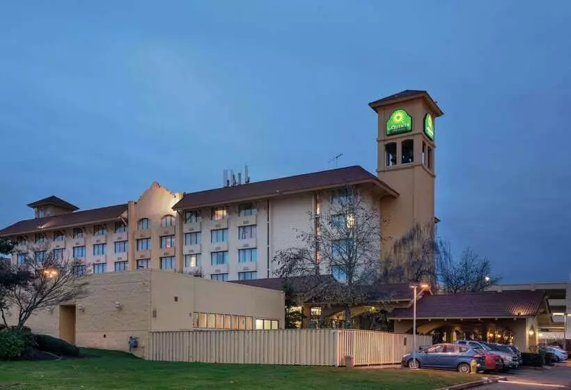 Отель La Quinta Inn & Suites By Wyndham Seattle Sea Tac Airport