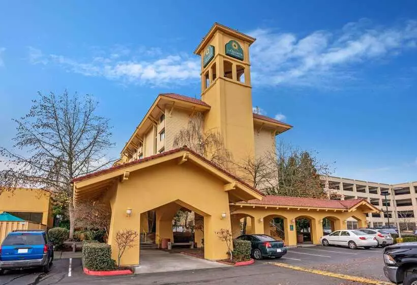 Отель La Quinta Inn & Suites By Wyndham Seattle Sea Tac Airport