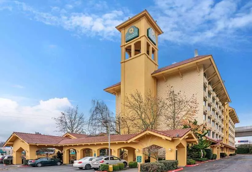 Отель La Quinta Inn & Suites By Wyndham Seattle Sea Tac Airport