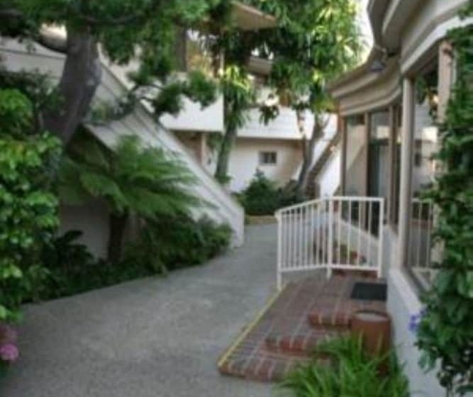 فندق Laguna Shores Studio Suites