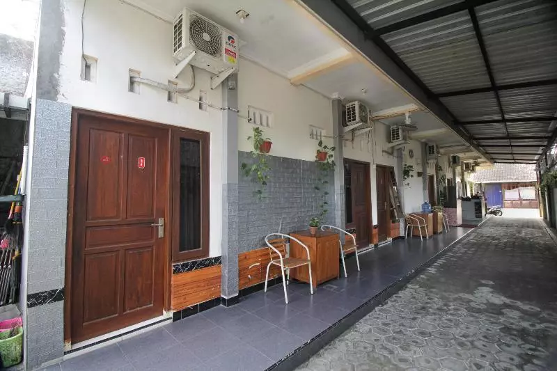 هتل Capital O 2258 Santana Syariah Guest House