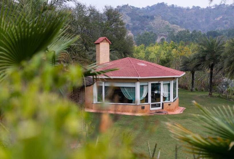 هتل Stayvista At Brickwood Hill With Outdoor Infinity Pool & Jacuzzi