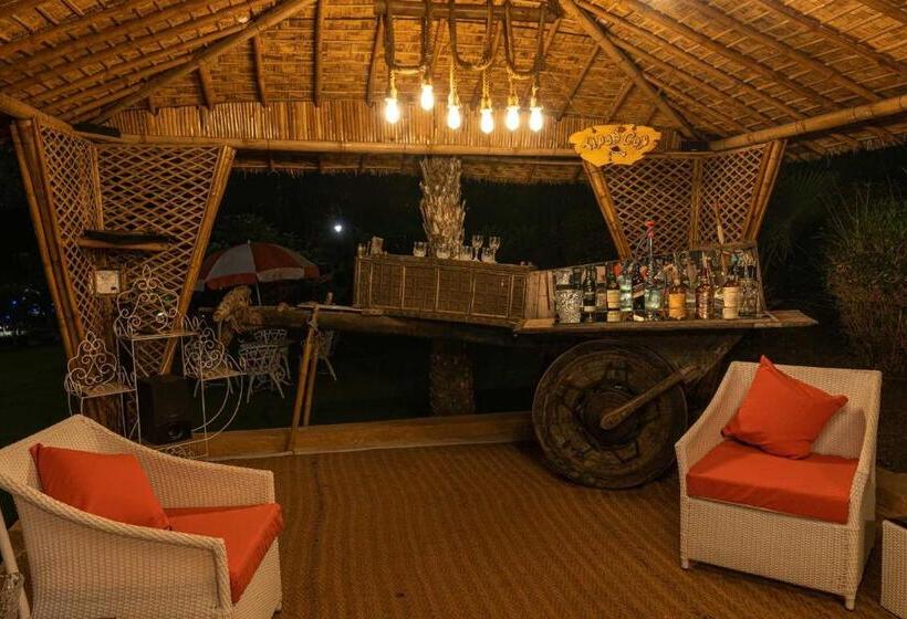 هتل Stayvista At Brickwood Hill With Outdoor Infinity Pool & Jacuzzi