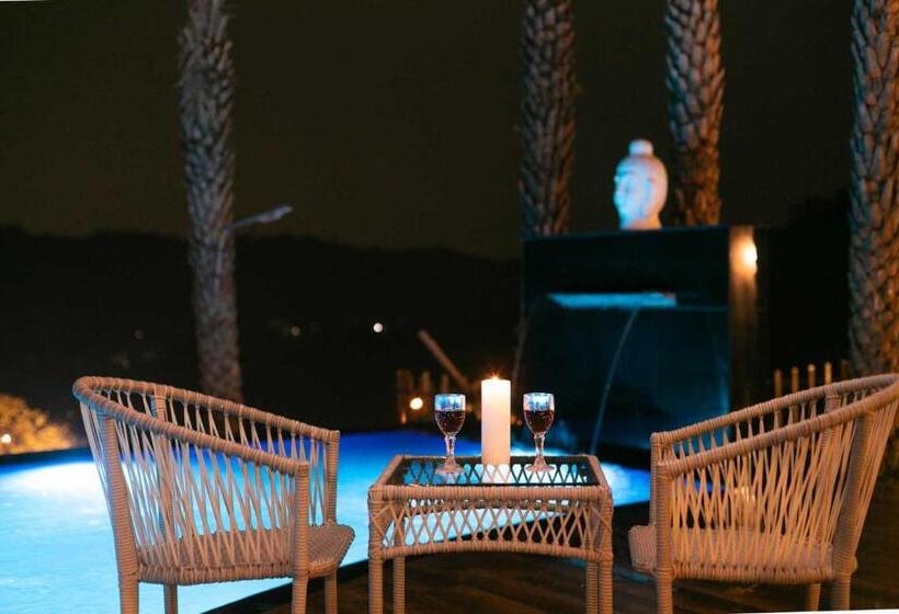 هتل Stayvista At Brickwood Hill With Outdoor Infinity Pool & Jacuzzi