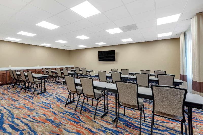 Отель Comfort Suites