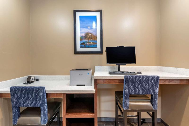 Отель Comfort Suites