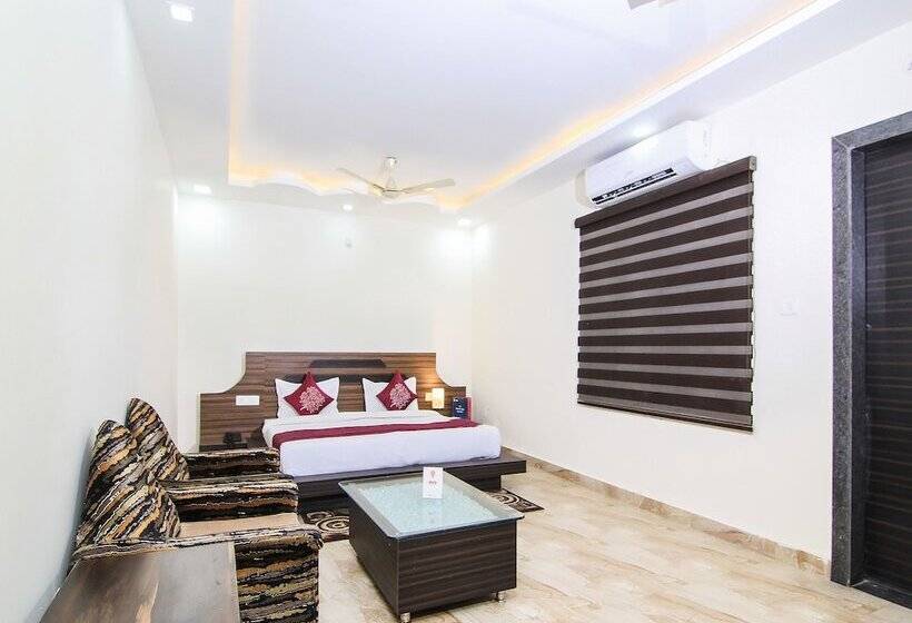 호텔 Capital O 15422 Shiva Inn