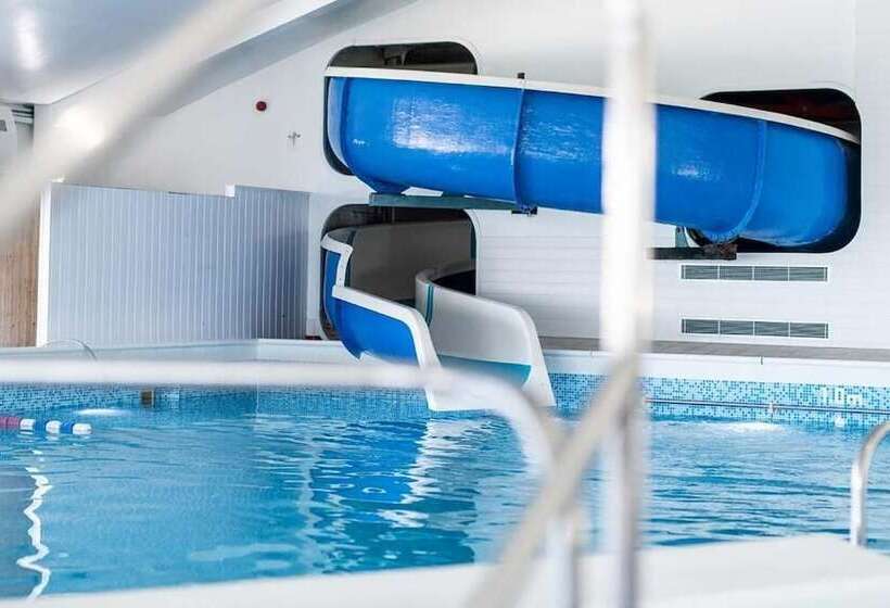 منتجع Whitecliff Bay Holiday Park