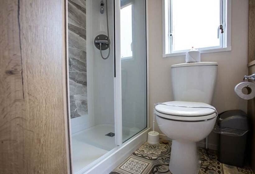 منتجع Whitecliff Bay Holiday Park