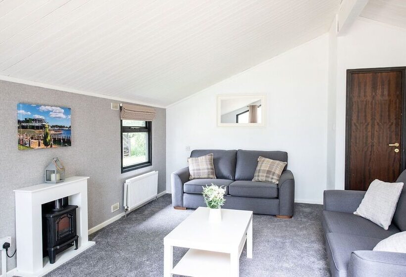 منتجع Whitecliff Bay Holiday Park