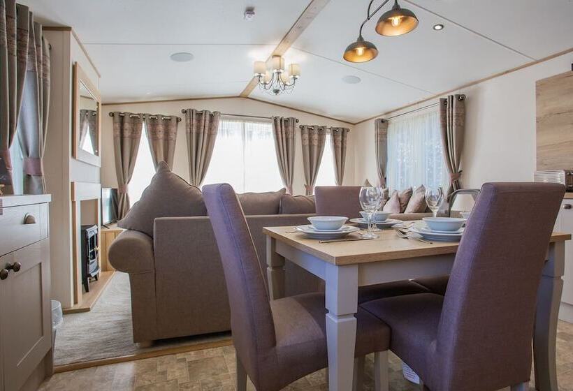 منتجع Whitecliff Bay Holiday Park