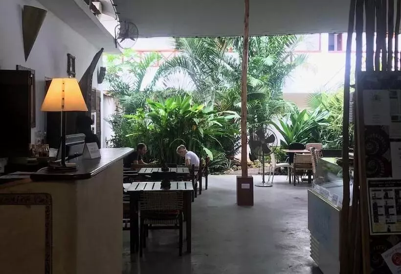 هتل 27 Cafe Zanzibar Airport