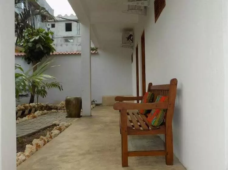 هتل 27 Cafe Zanzibar Airport