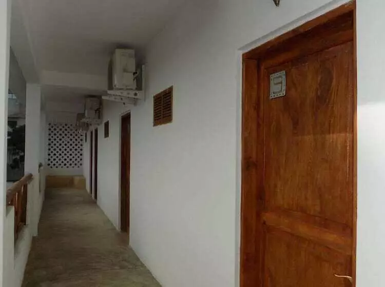 هتل 27 Cafe Zanzibar Airport