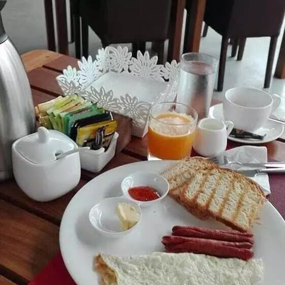 هتل 27 Cafe Zanzibar Airport