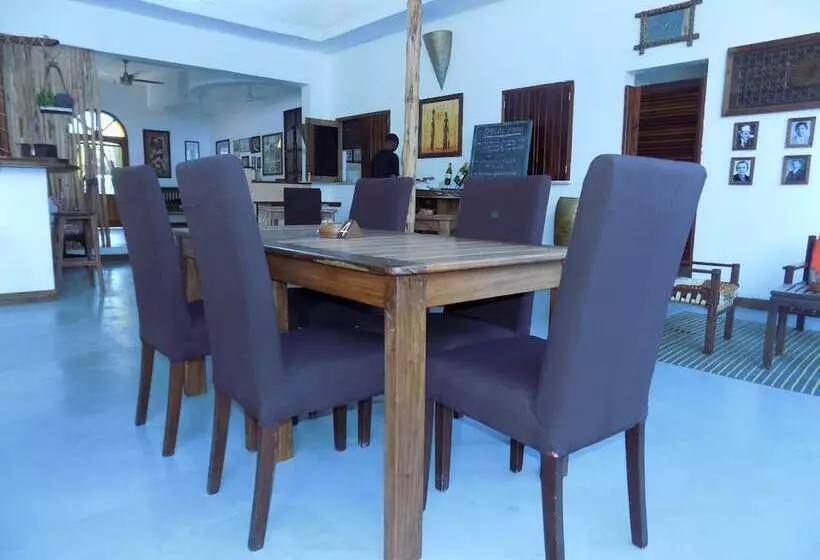 هتل 27 Cafe Zanzibar Airport