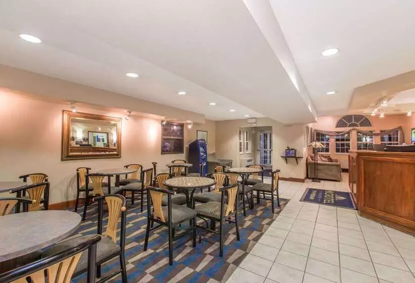 호텔 Baymont Inn & Suites By Wyndham Anchorage Airport